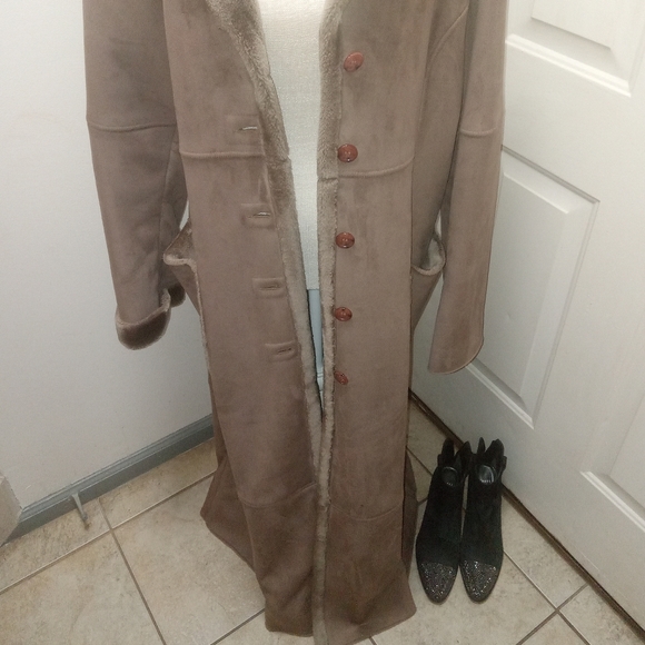 Woman's  Coat - Picture 2 of 5